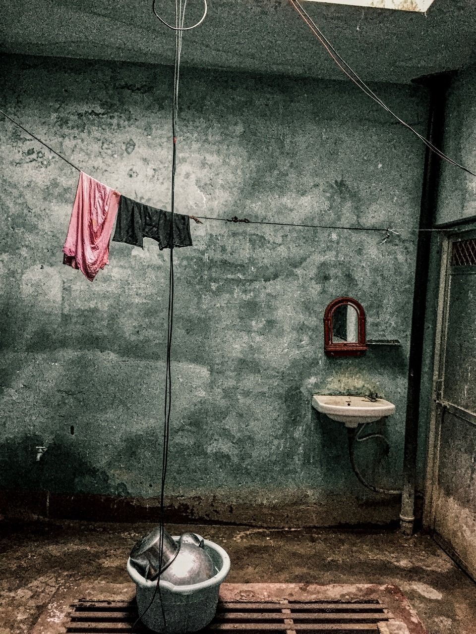 How can the UK government and international partners reduce global extreme poverty?