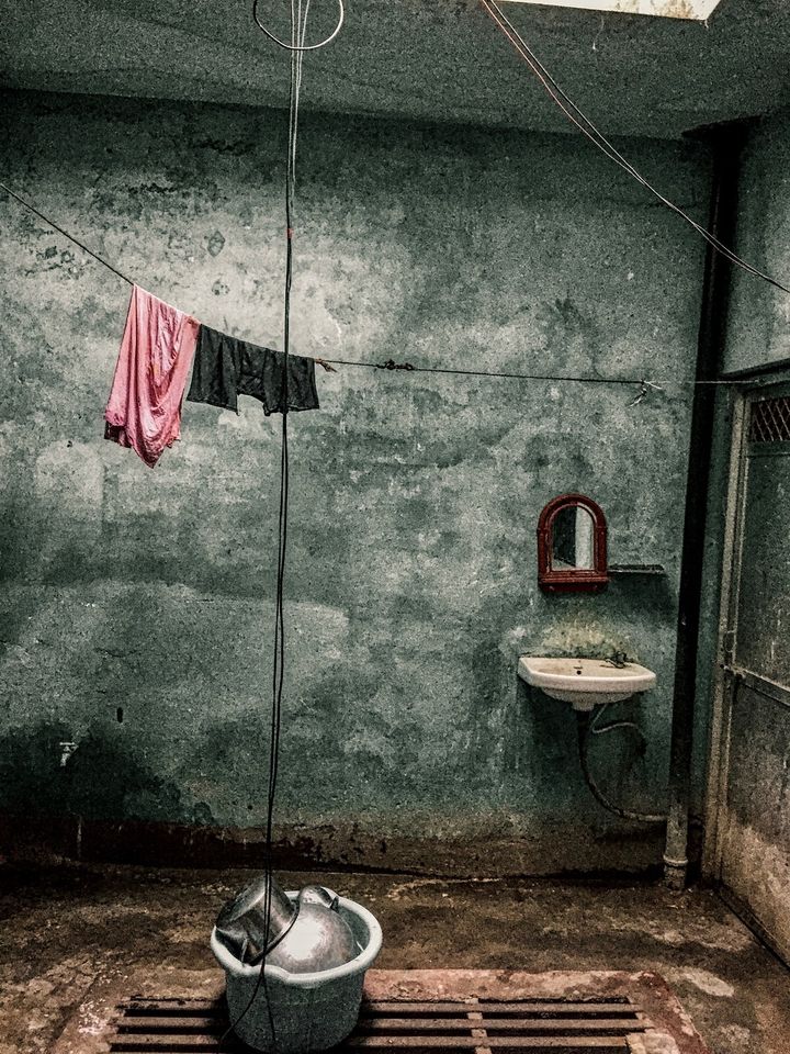 How can the UK government and international partners reduce global extreme poverty?